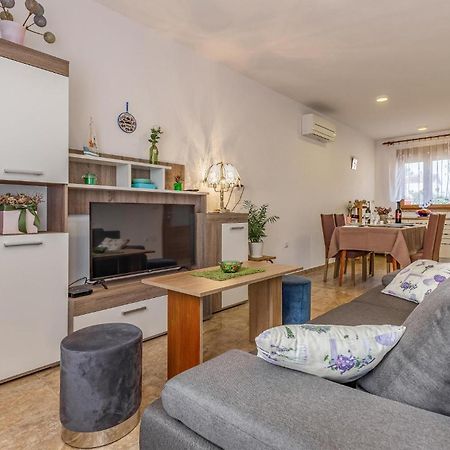 Awesome Apartment In Pula With Wifi エクステリア 写真